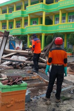 Pembersihan Sisa Kebakaran Gedung Bersejarah SMP Negeri 1 Payakumbuh Dimulai